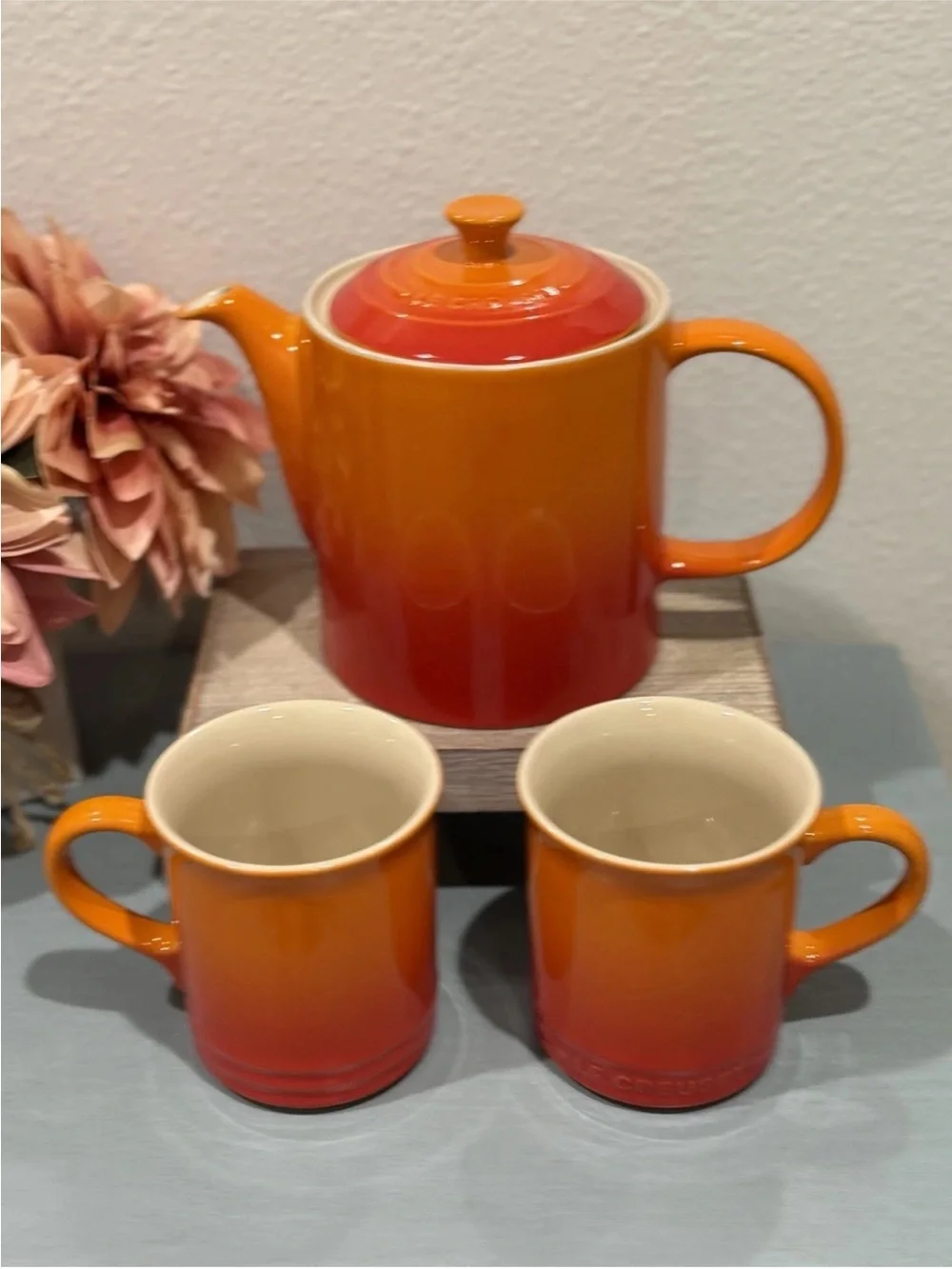 Le Creuset Stoneware Grand Teapot Flame 1.3L & 2 400ML Vancouver Coffee Mugs